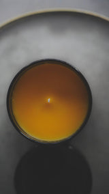 琥珀瓶の蜜蝋蝋燭｜日々のそばに、やさしい火を